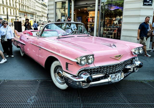 de Ville von 1959 in Pink