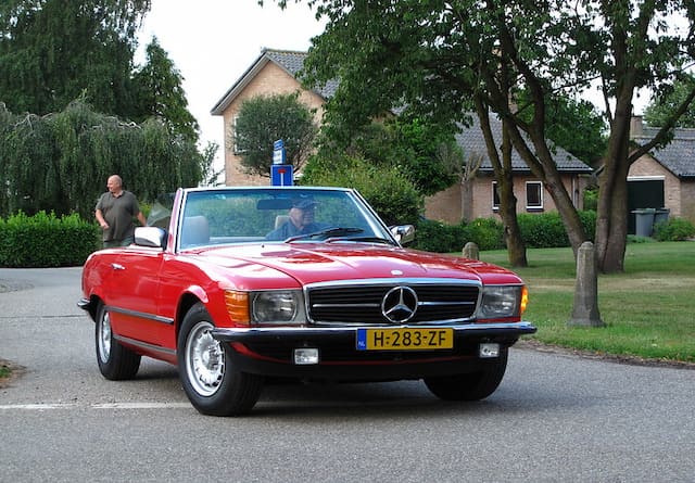 Mercedes 500 SL R107 in rot